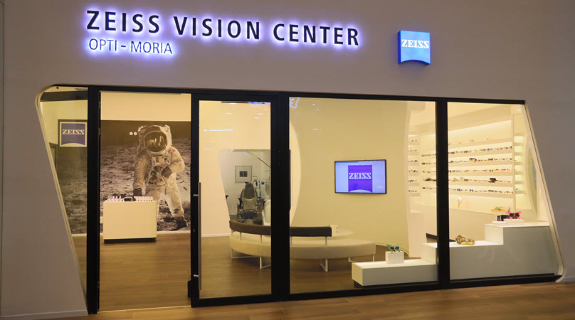 Vision center. Оптика Цейсс Афимолл. Zeiss Vision Center Афимолл. Zeiss оптика Москва Афимолл. Цейс Вижн центр витрины.